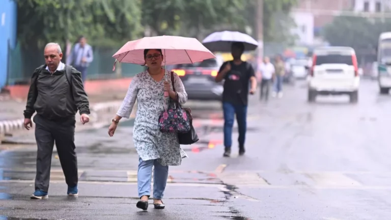 Delhi Weather: शुक्रवार को हल्की बारिश की संभावना, प्रदूषण से राहत की उम्मीद